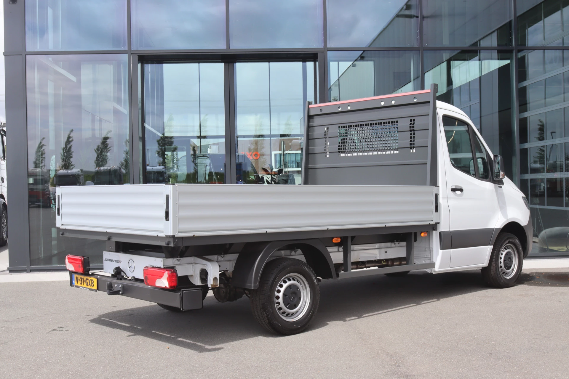 Mercedes-Benz-Sprinter-image-1