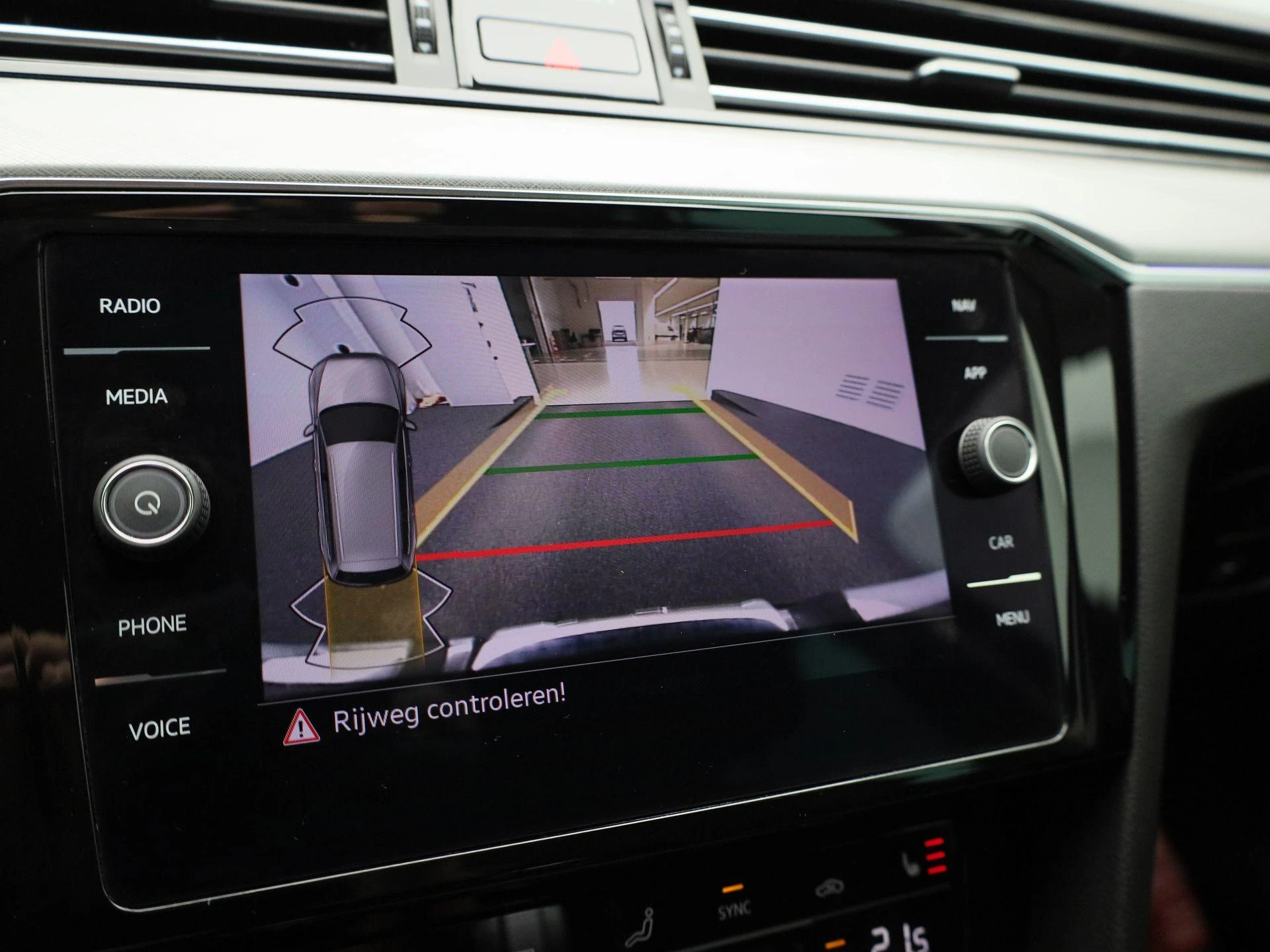 Volkswagen-Passat-image-27