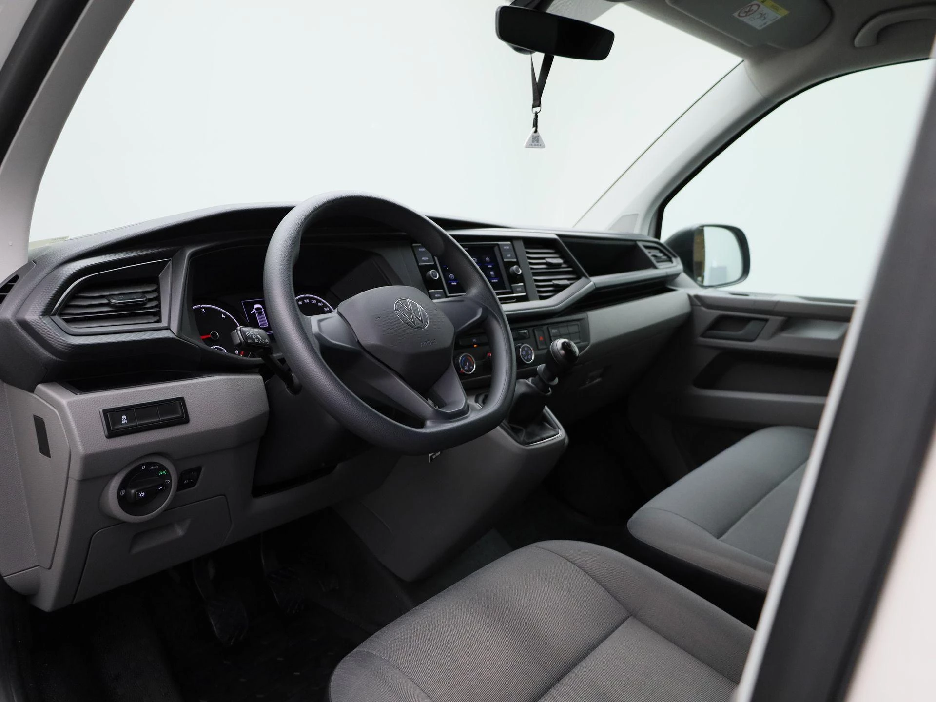 Volkswagen-Transporter-image-29