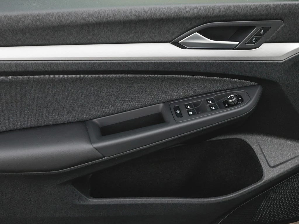 Volkswagen Golf VIII Variant 1,5 eTSI DSG Life,AHK,LED,ACC Lenkrad/Sitzheizung,Climatronic,App Connect