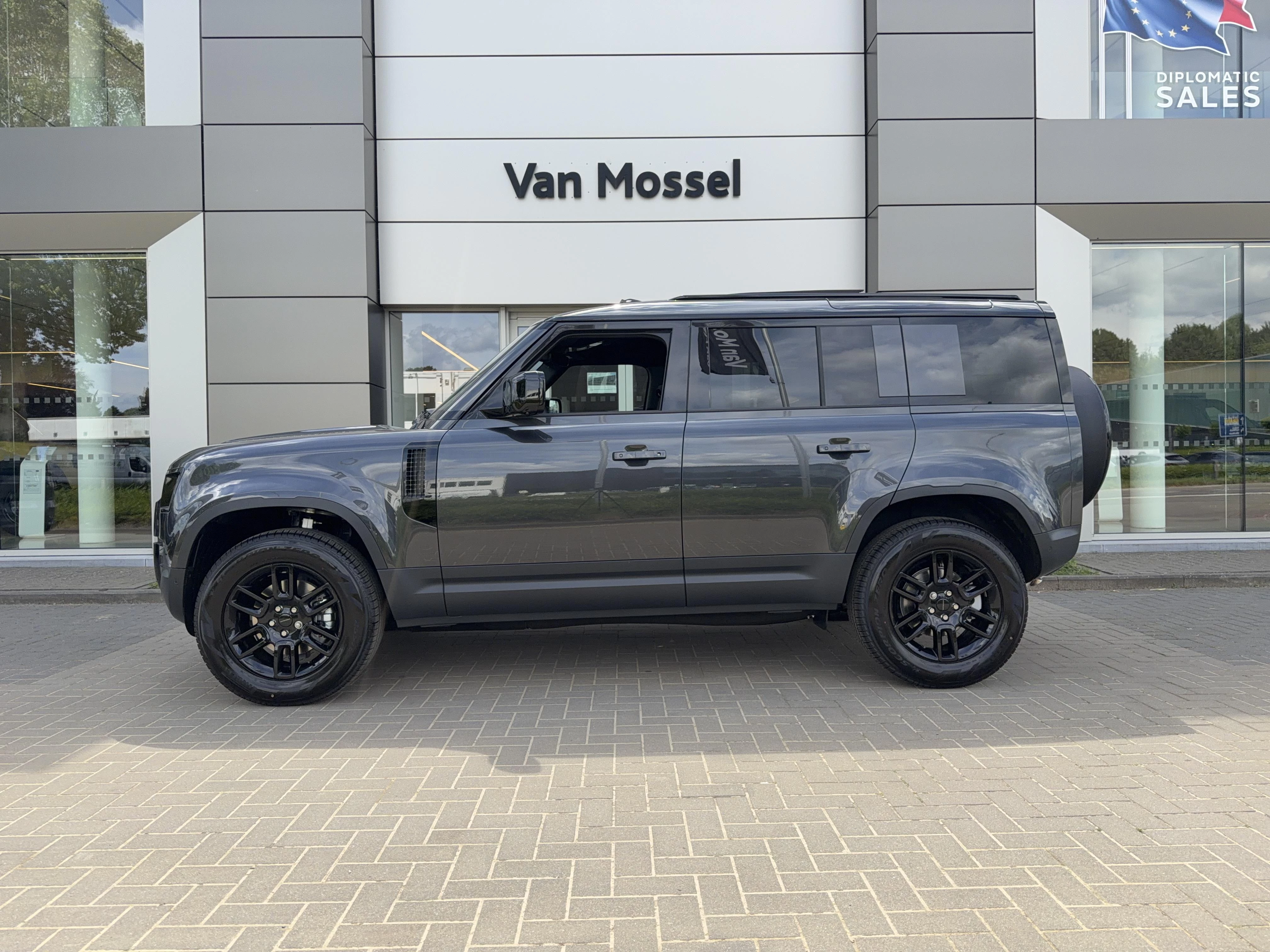 Land Rover-Defender-image-3