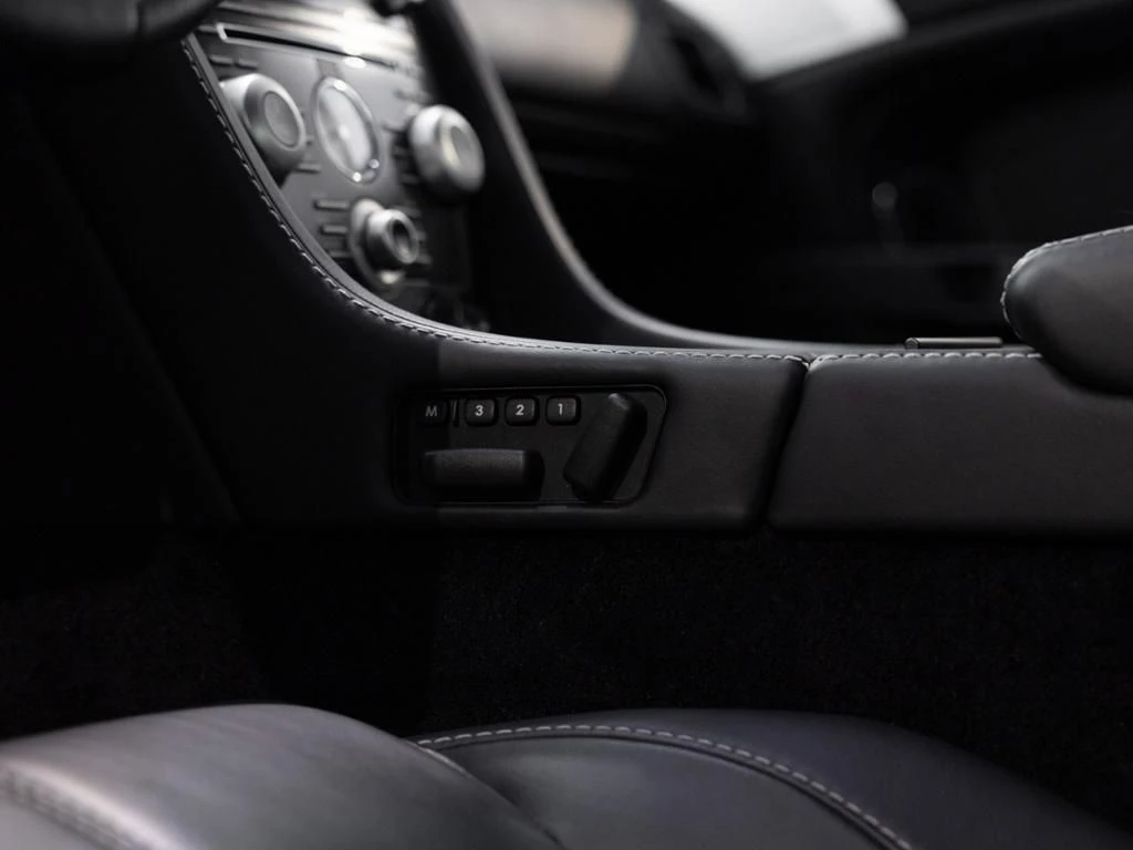 Aston Martin-V8 Vantage-image-24