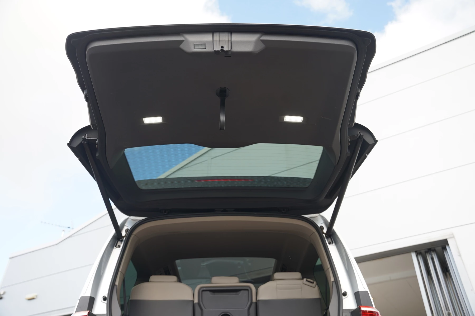 Volkswagen-Multivan-image-34