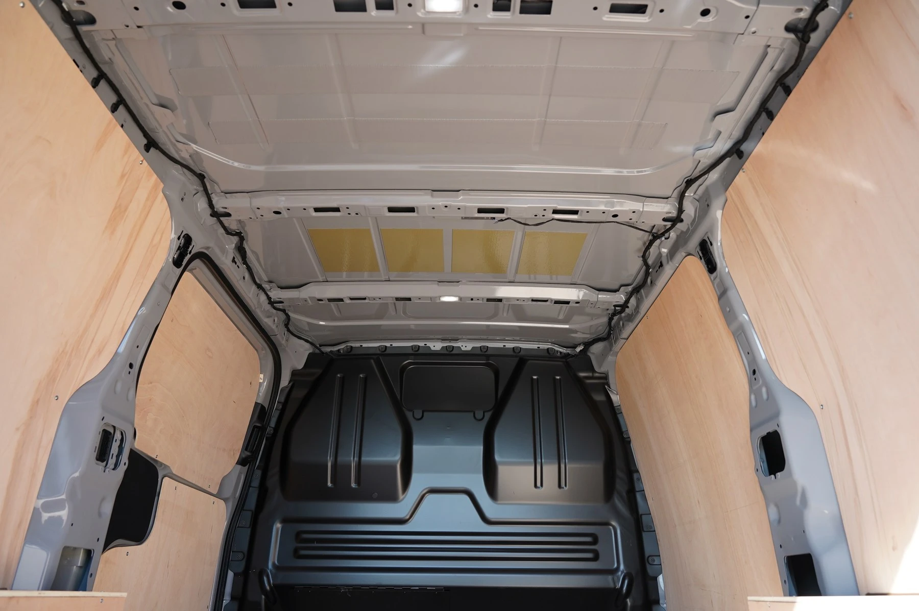 Volkswagen-Transporter-image-15