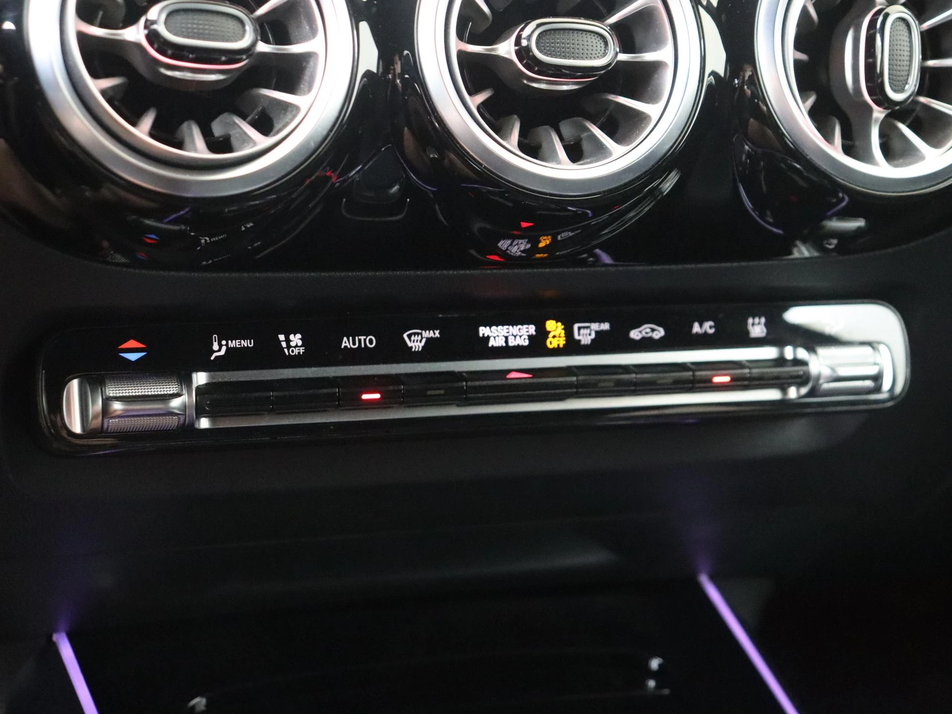 Mercedes-Benz-GLA-image-19