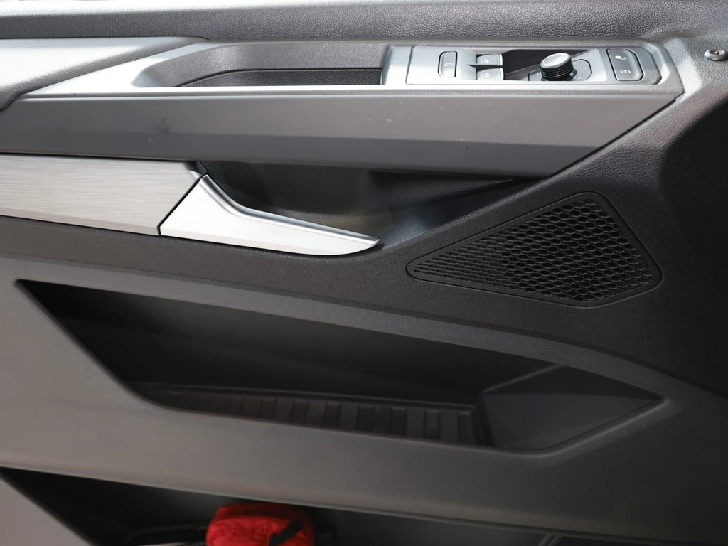 Volkswagen-Multivan-image-12