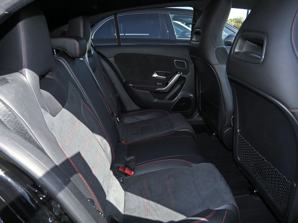 Mercedes-AMG-A-Klasse 45-image-13