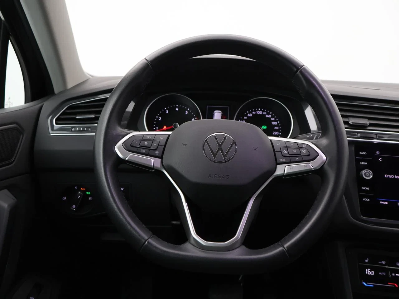 Volkswagen-Tiguan-image-10