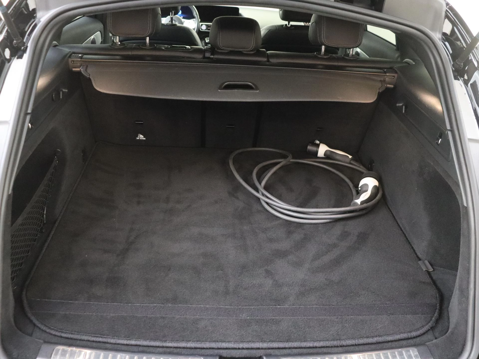 Mercedes-Benz-EQC-image-32