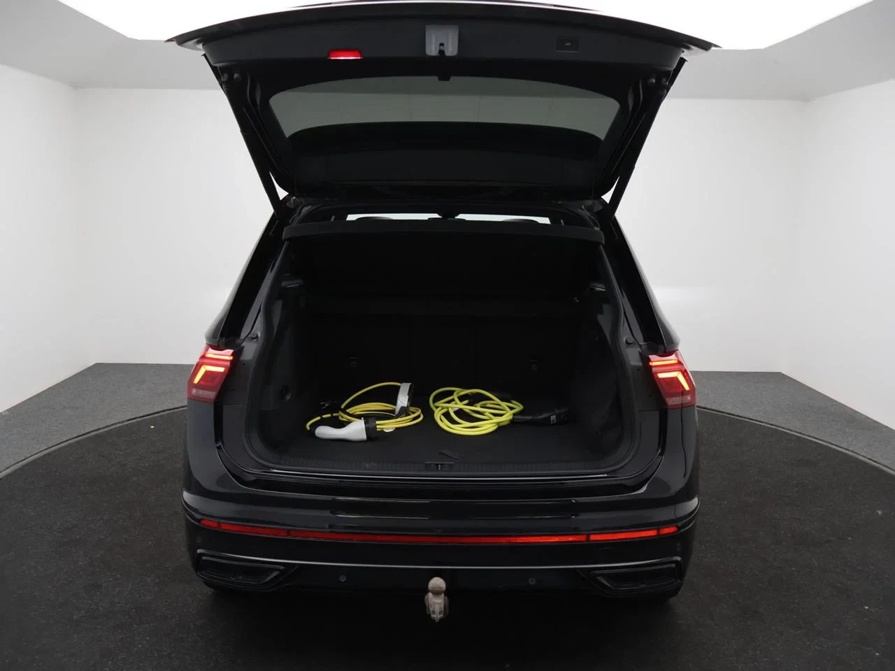 Volkswagen Tiguan eHybrid (PHEV) Tiguan eHybrid 1.4PHEV R-Line Business Premium 150PK *AUTOMAAT*PANODAK*TREKHAAK*LEDER*CAMERA*ACC*PDC*...*