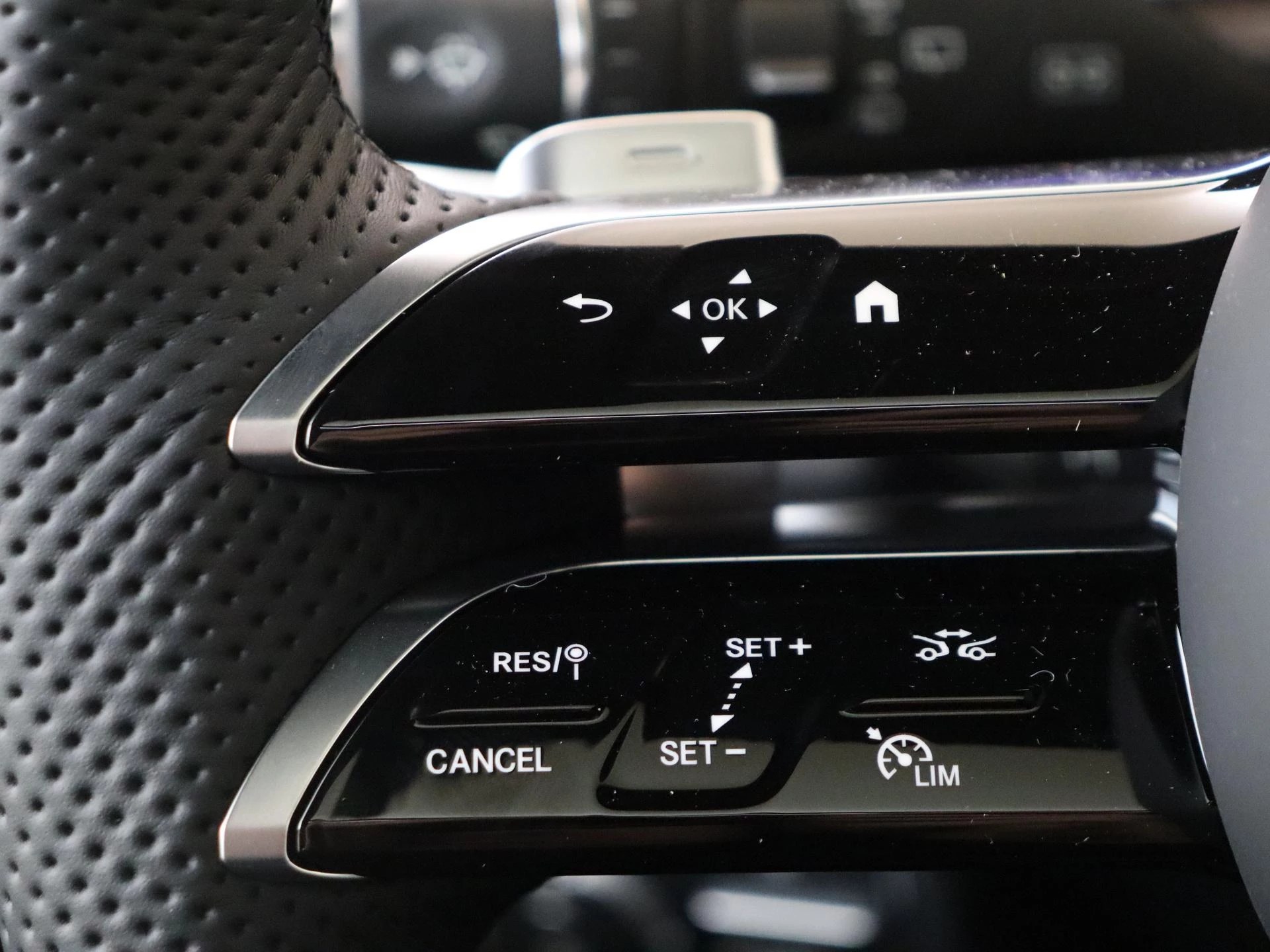 Mercedes-Benz-G-Klasse-image-12