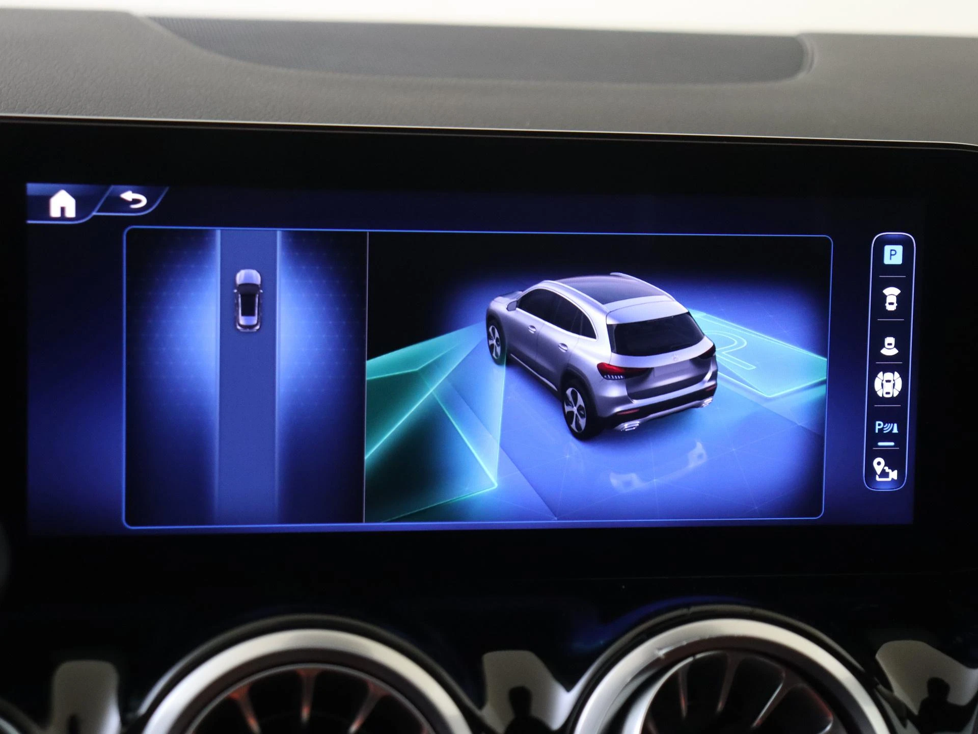 Mercedes-Benz-GLA-image-15