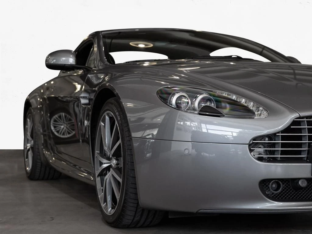 Aston Martin-V8 Vantage-image-12