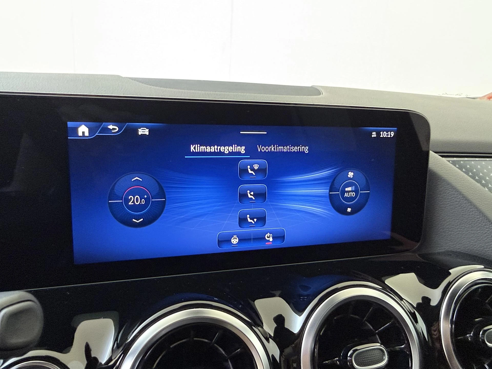 Mercedes-Benz-GLA-image-18
