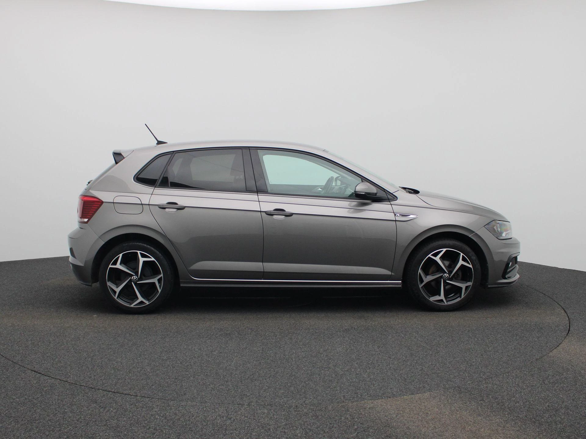 Volkswagen-Polo-image-5