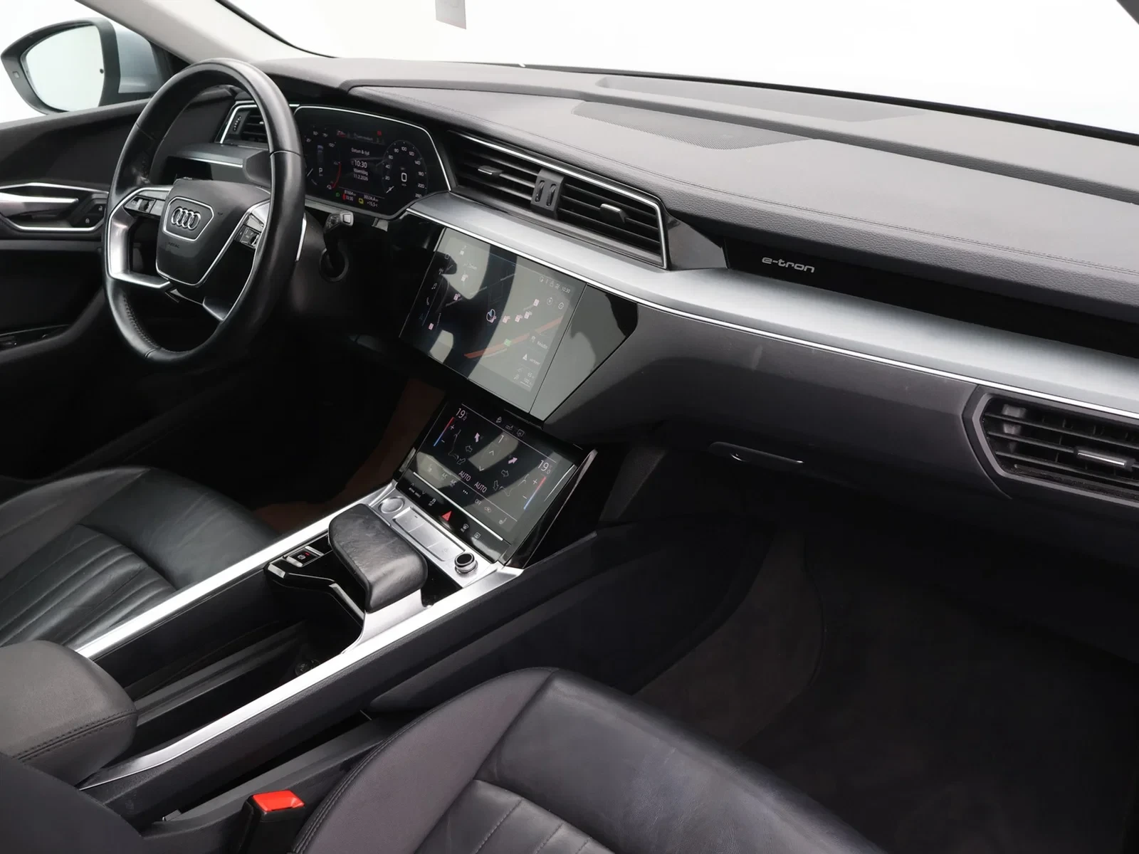 Audi e-tron Audi e-tron 50 QUATTRO 313PK *AUTOMAAT*360° CAMERA*TREKHAAK*LEDER*NAVI*CRUISE*APP*CONNECT*...*