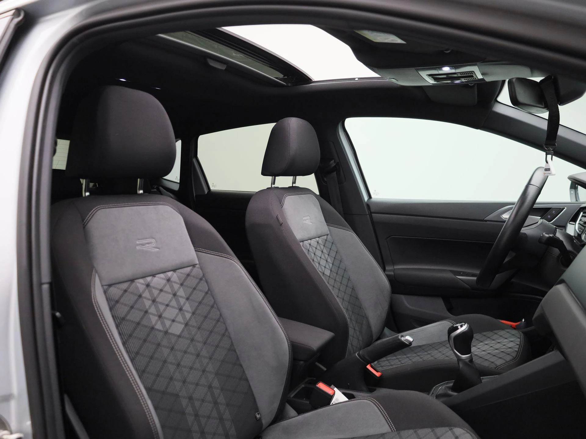 Volkswagen-Polo-image-32