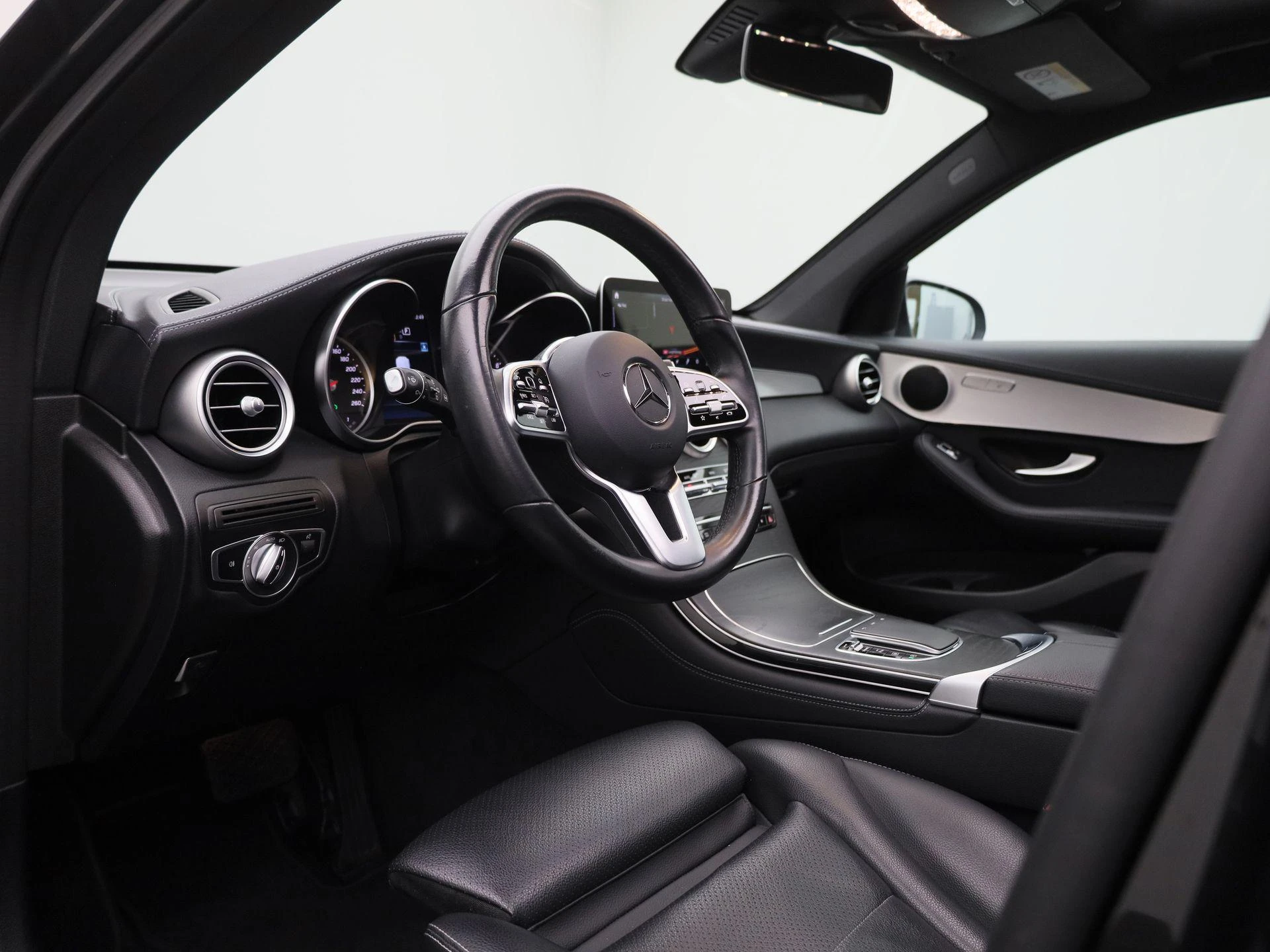 Mercedes-Benz-GLC-image-34