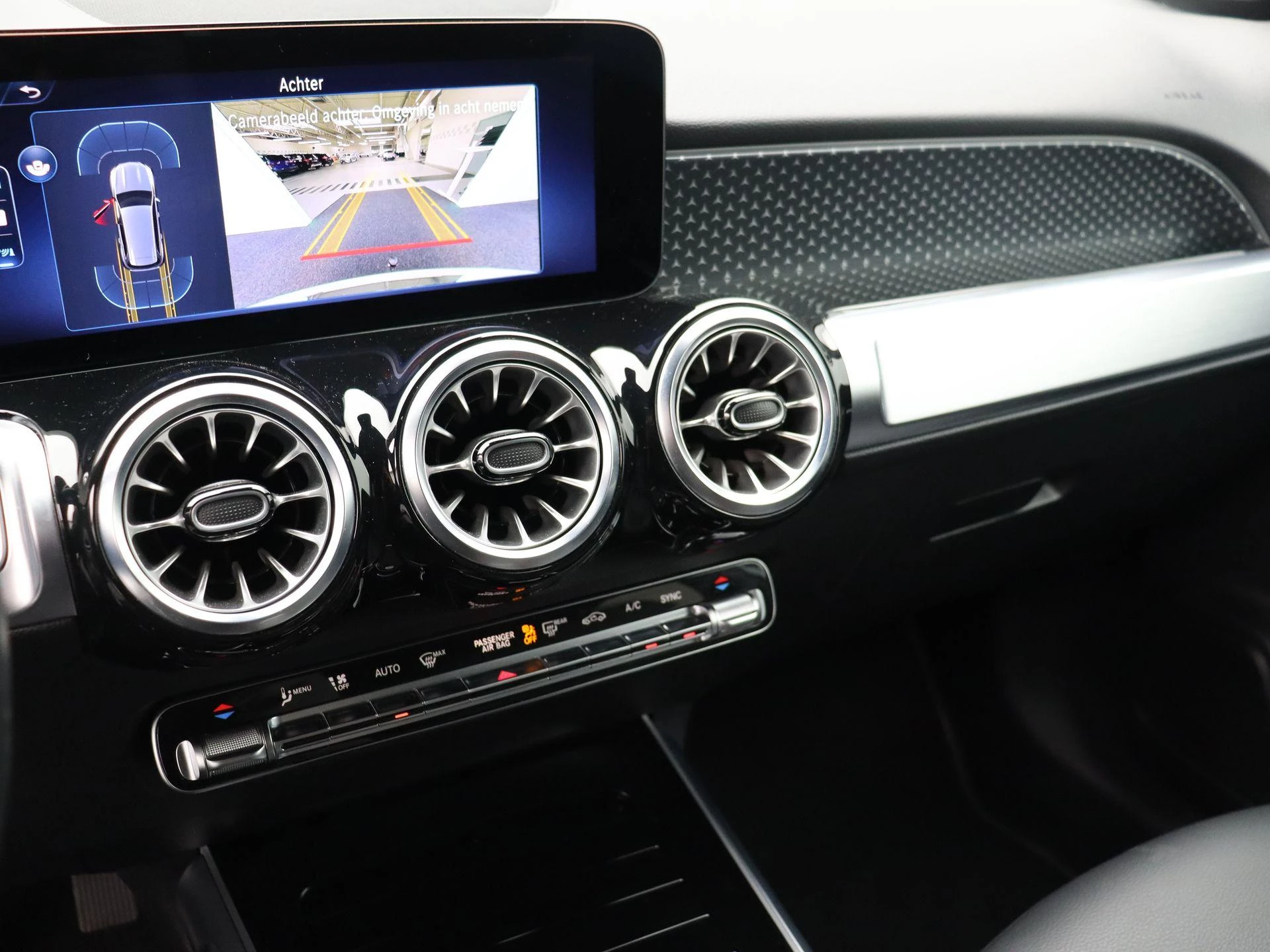 Mercedes-Benz GLB 180 Luxury Line + CARPLAY + TREKHAAK + NIGHTPAKKET +