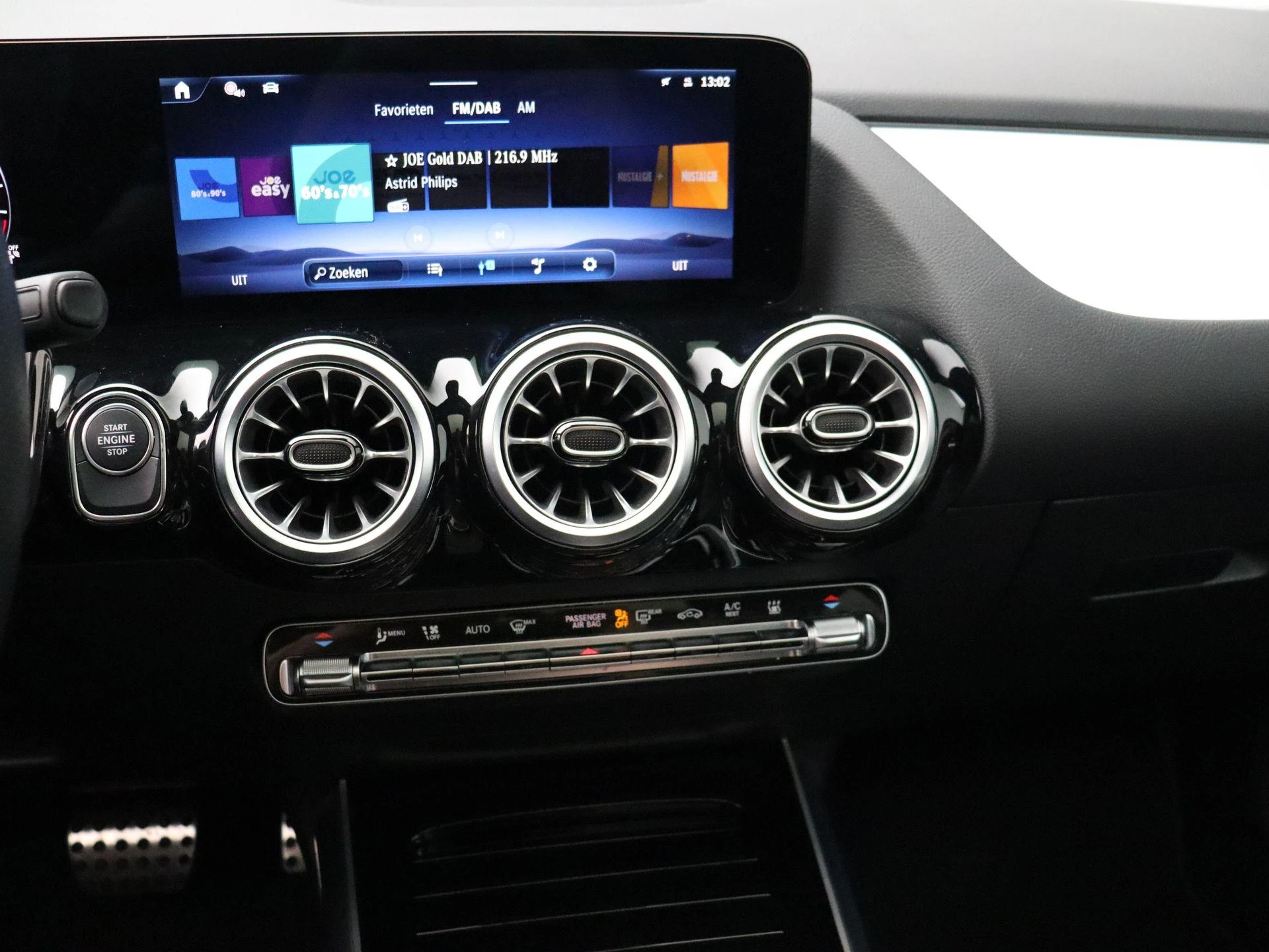 Mercedes-Benz-GLA-image-16
