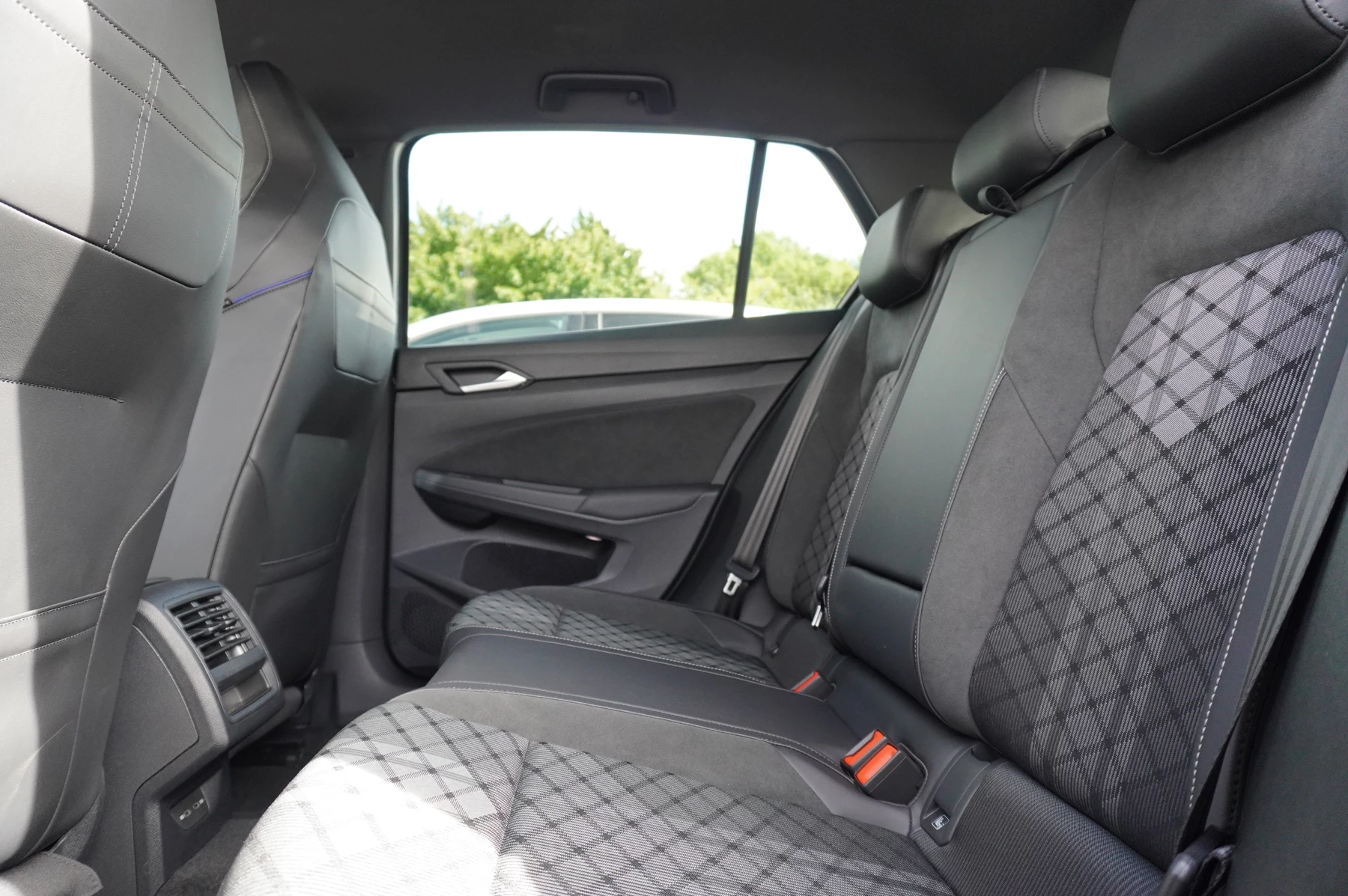 Volkswagen-Golf-image-10