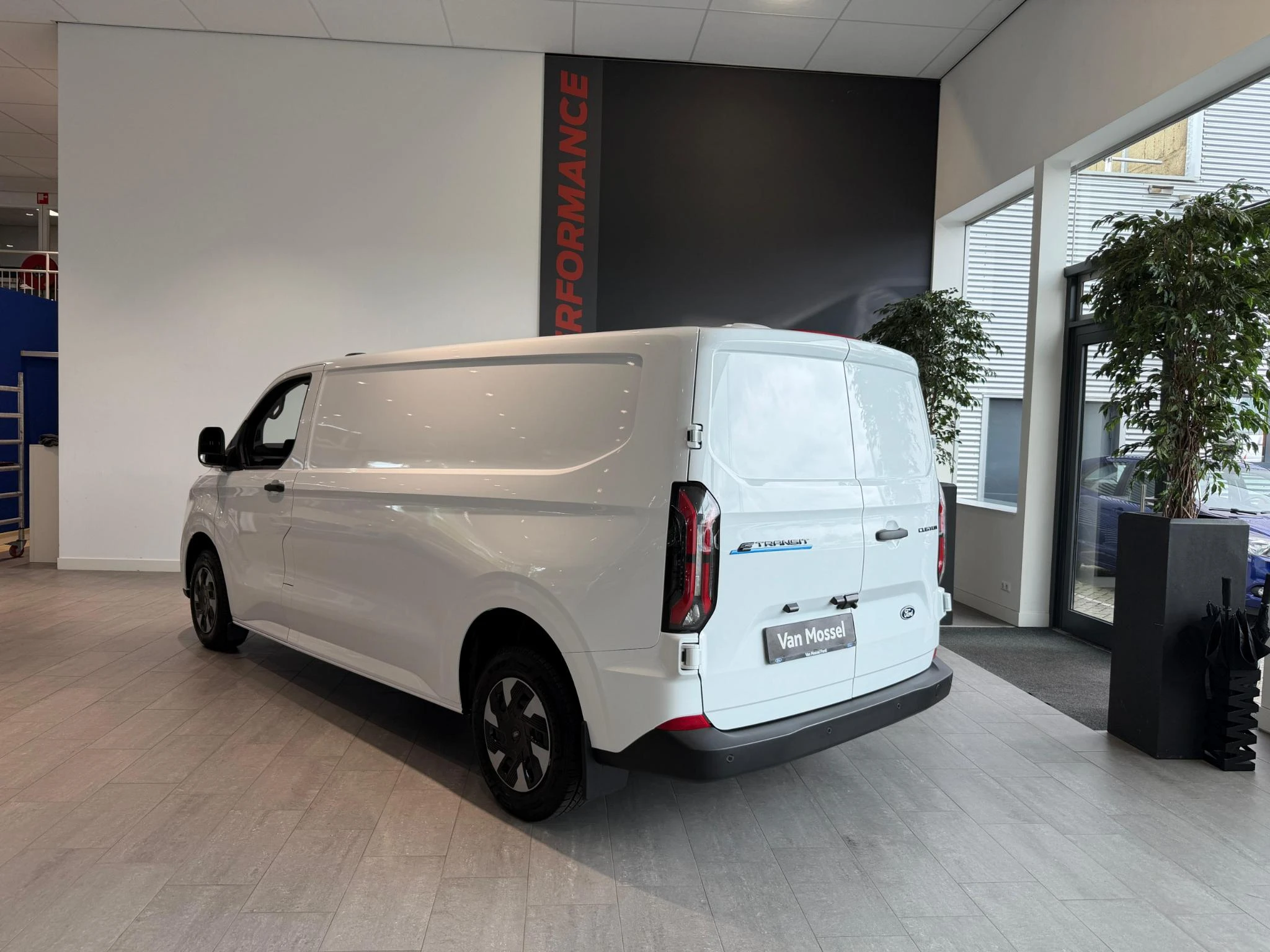 Ford-E-Transit Custom-image-3