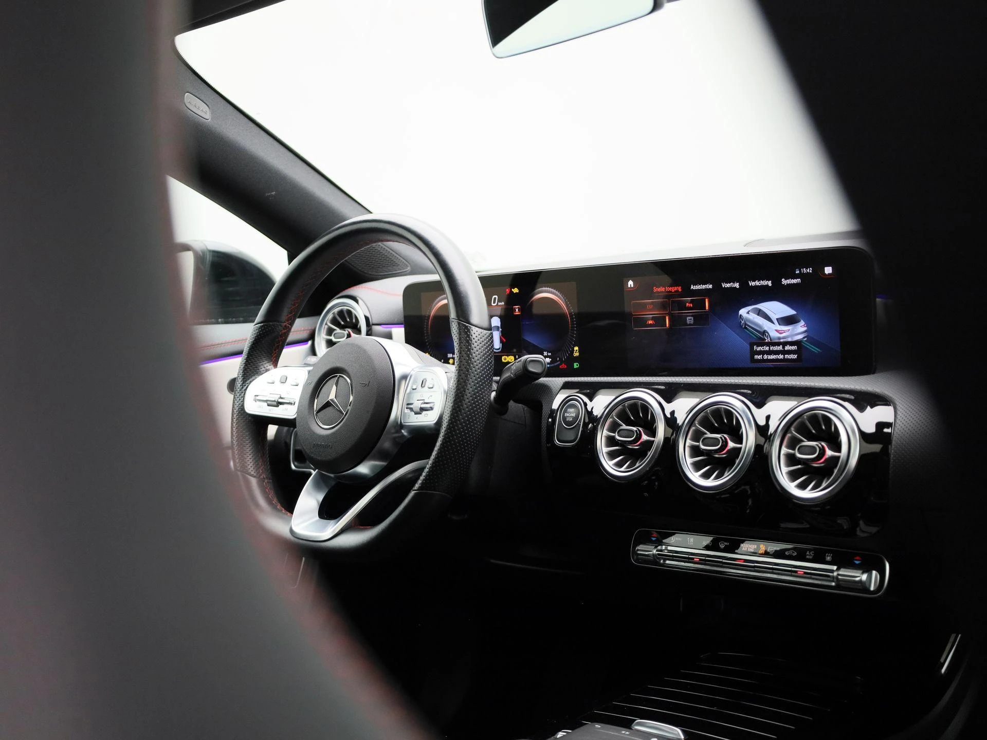 Mercedes-Benz-CLA-image-38