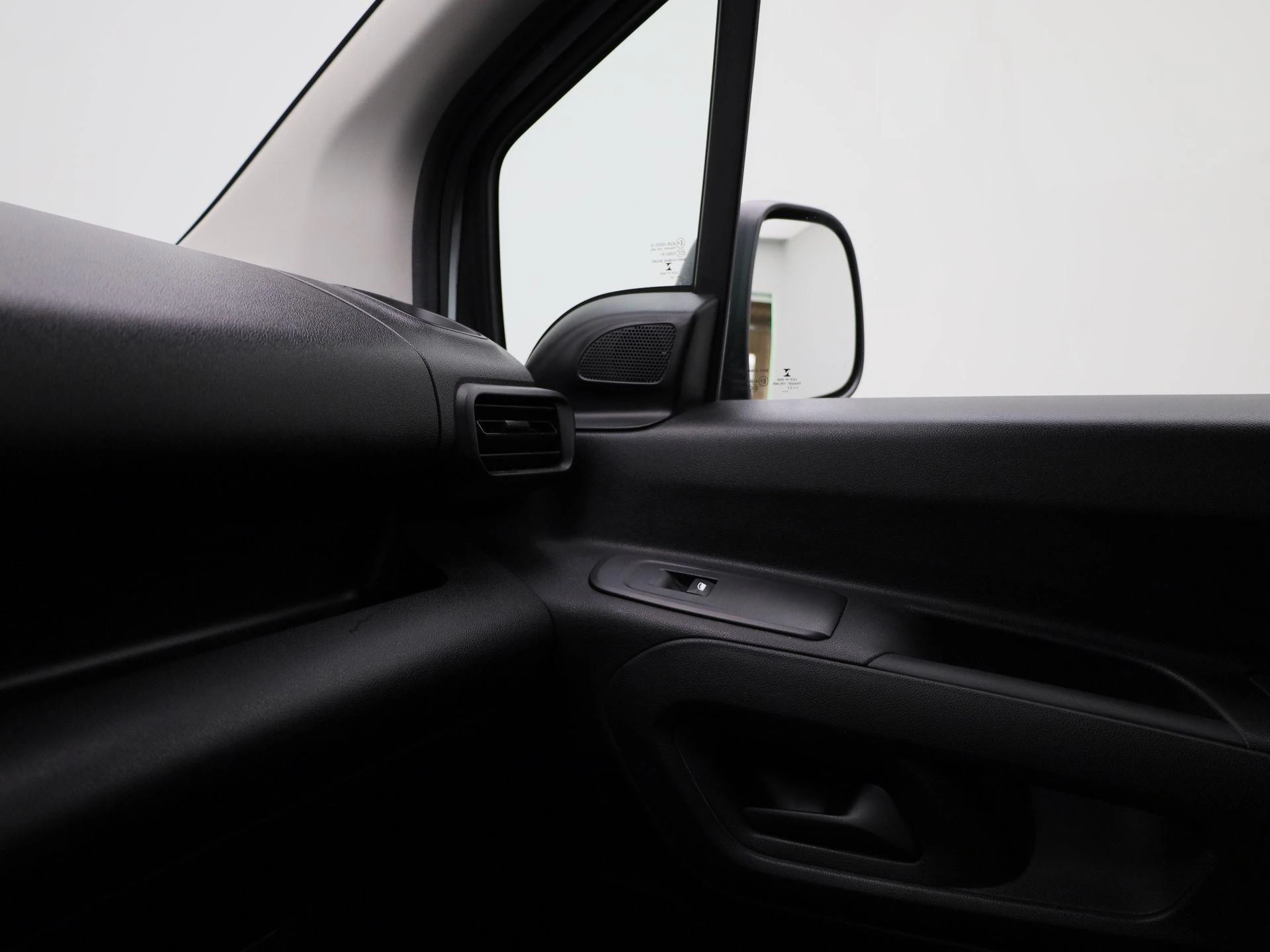 Opel-Combo Life-image-18