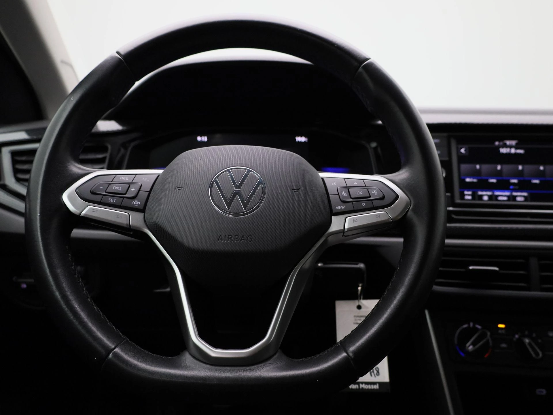 Volkswagen-Polo-image-7