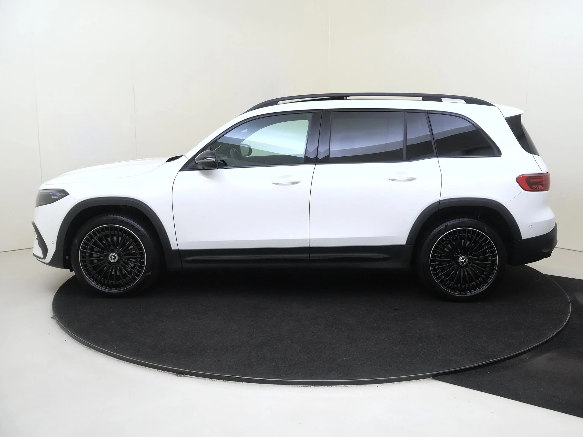 Mercedes-Benz-EQB-image-6