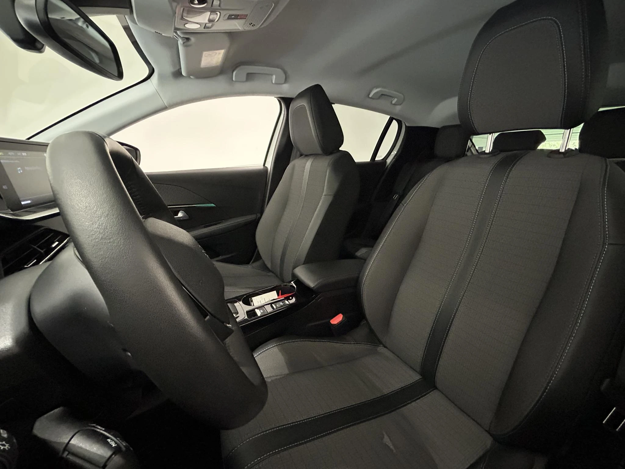 Peugeot-e-208-image-17