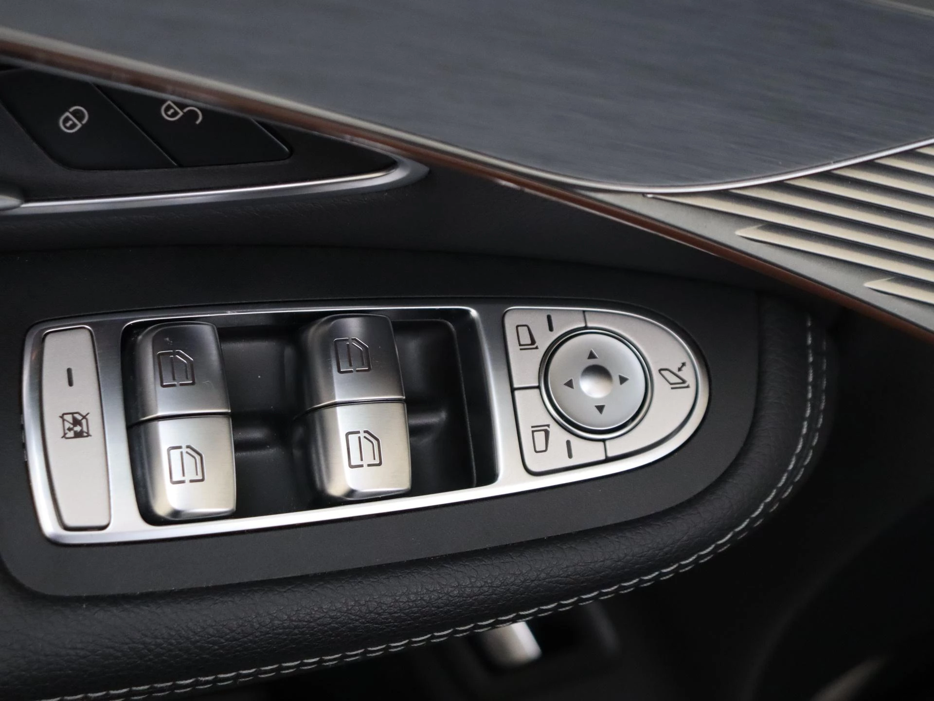Mercedes-Benz-EQC-image-27