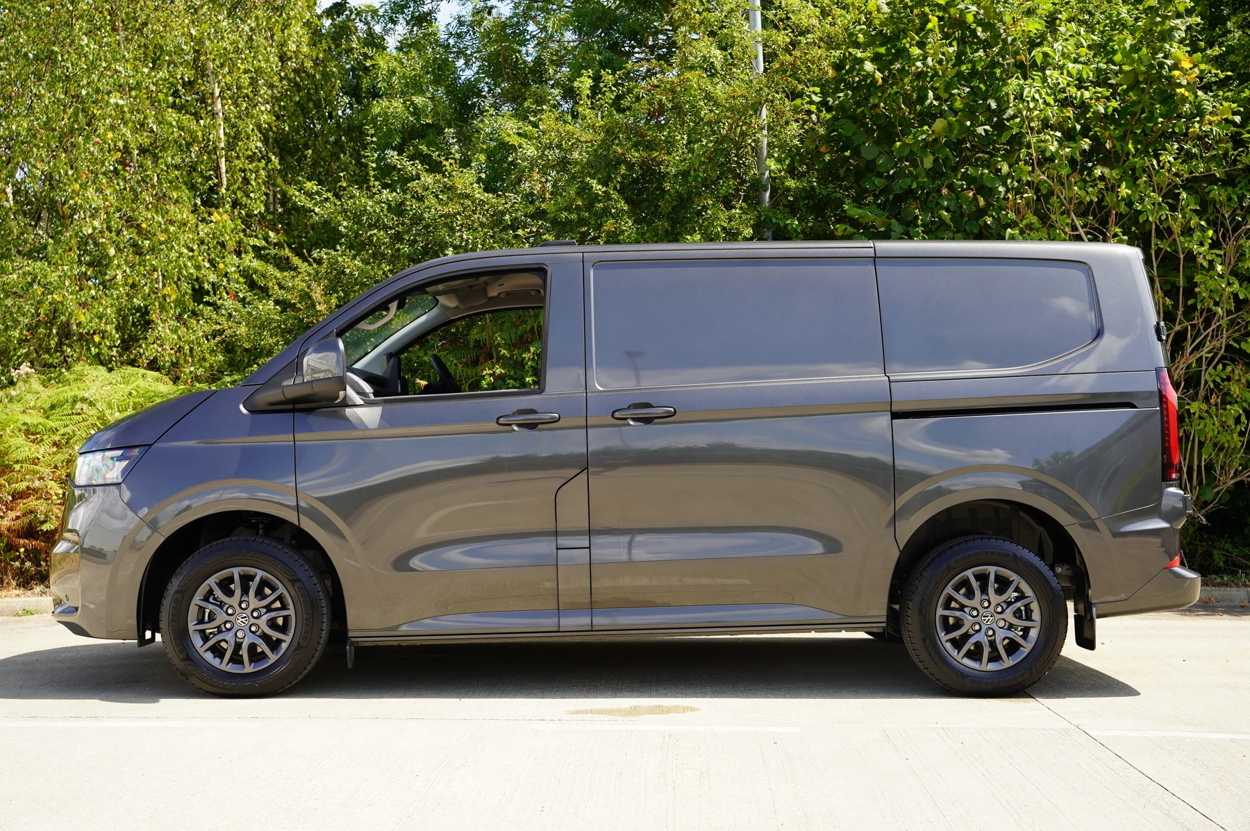 Volkswagen-Transporter-image-12