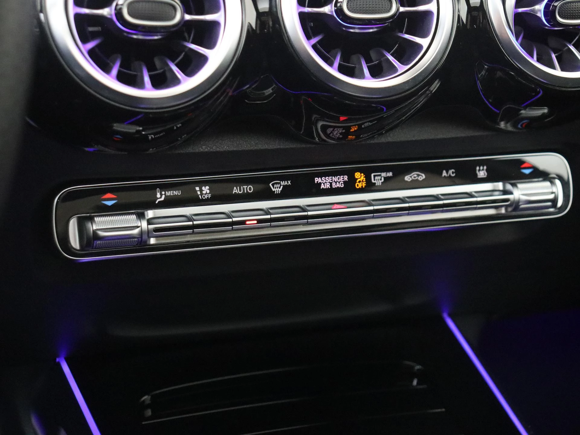 Mercedes-Benz-EQB-image-22