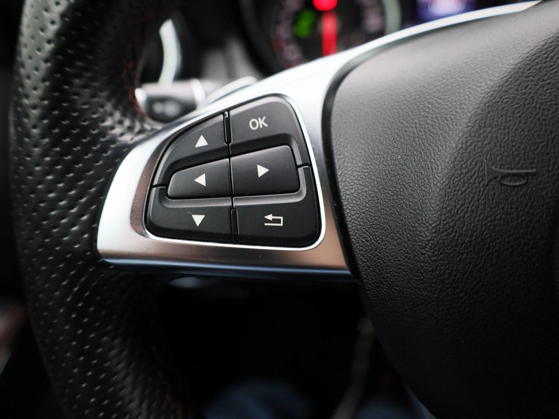 Mercedes-Benz-CLA-image-18