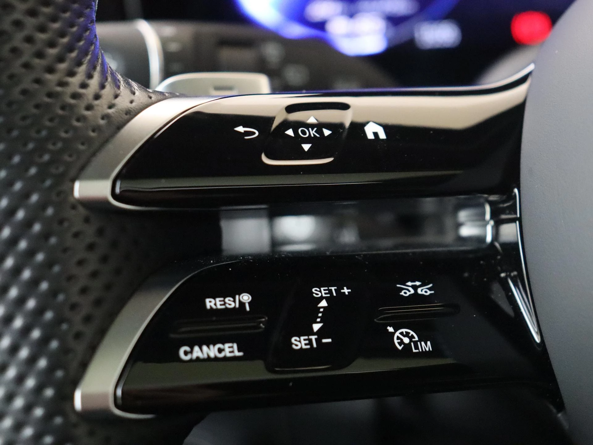 Mercedes-Benz-G-Klasse-image-16