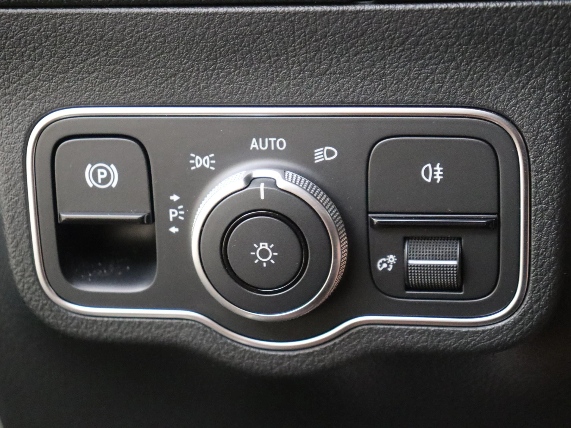 Mercedes-Benz-GLA-image-23