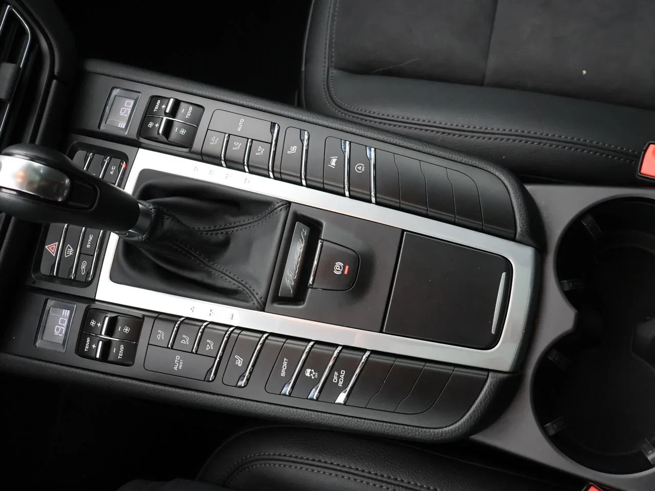 Porsche Macan 2.0 Turbo PDK *NAVI*APP CONNECT*LEDER*ALCANTARA*CAMERA*BLTH*CRUISE*...
