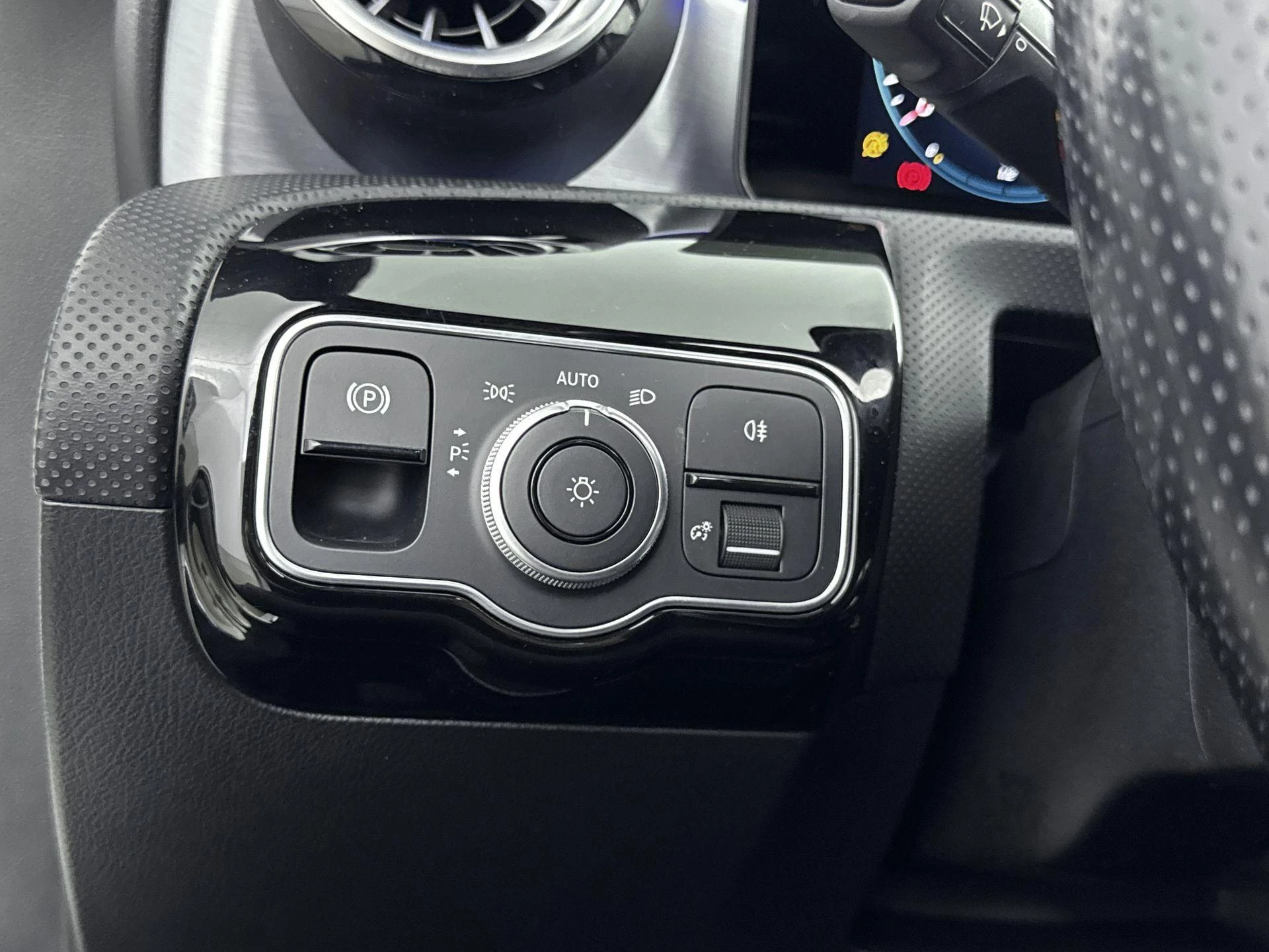 Mercedes-Benz-CLA-image-22