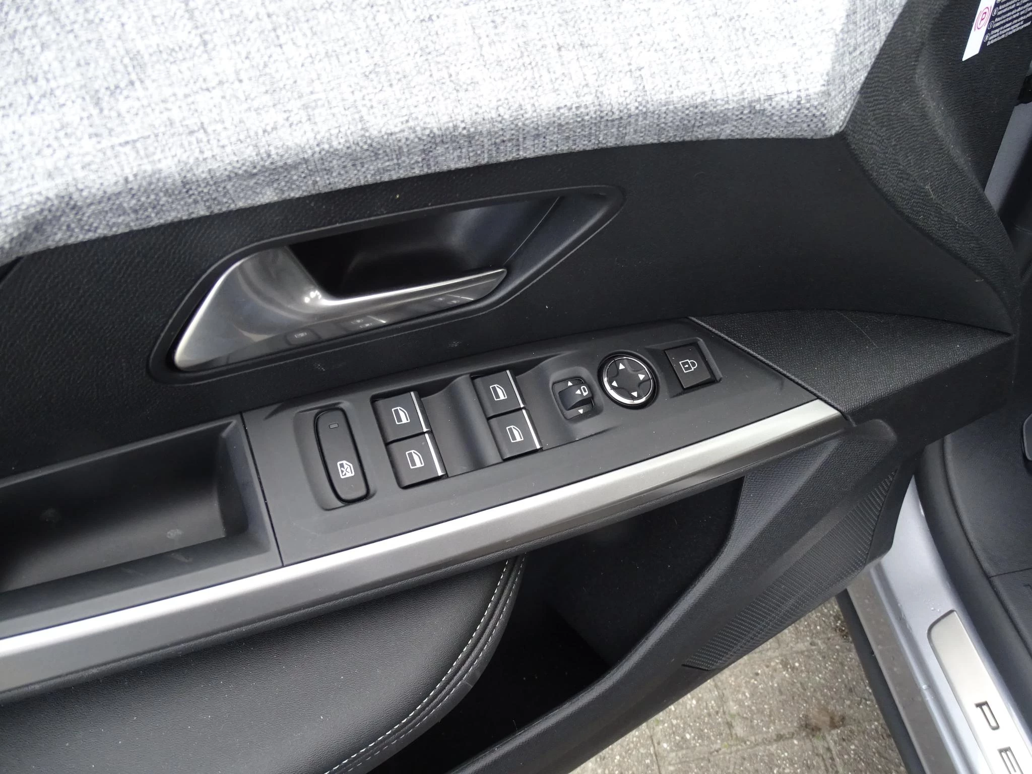 Peugeot-e-5008-image-30