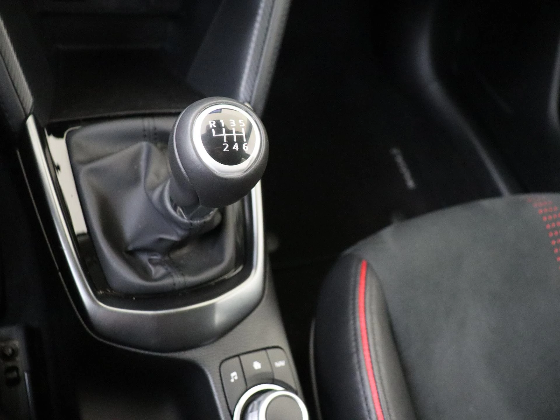 Mazda-2-image-19
