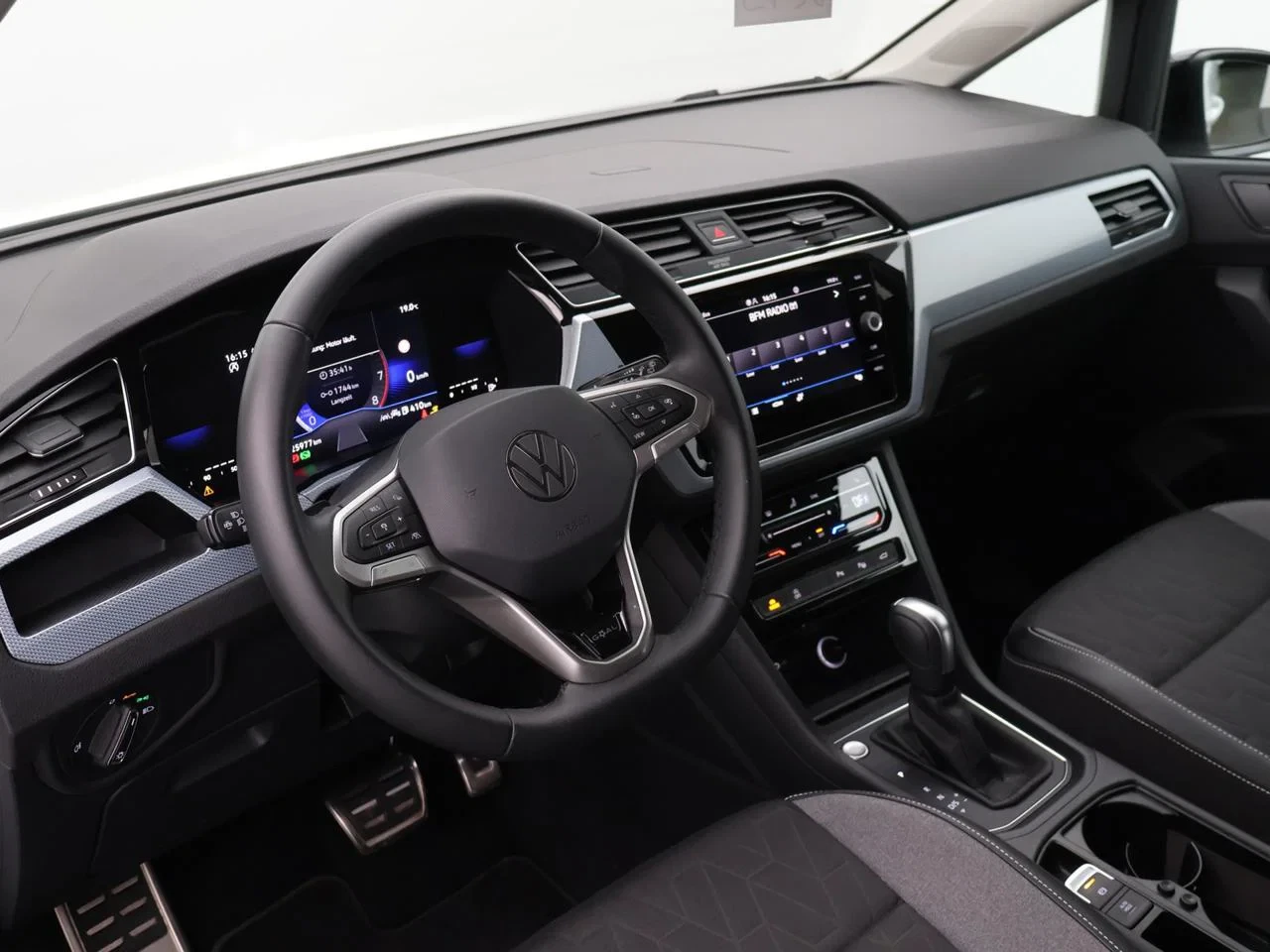 Volkswagen-Touran-image-19