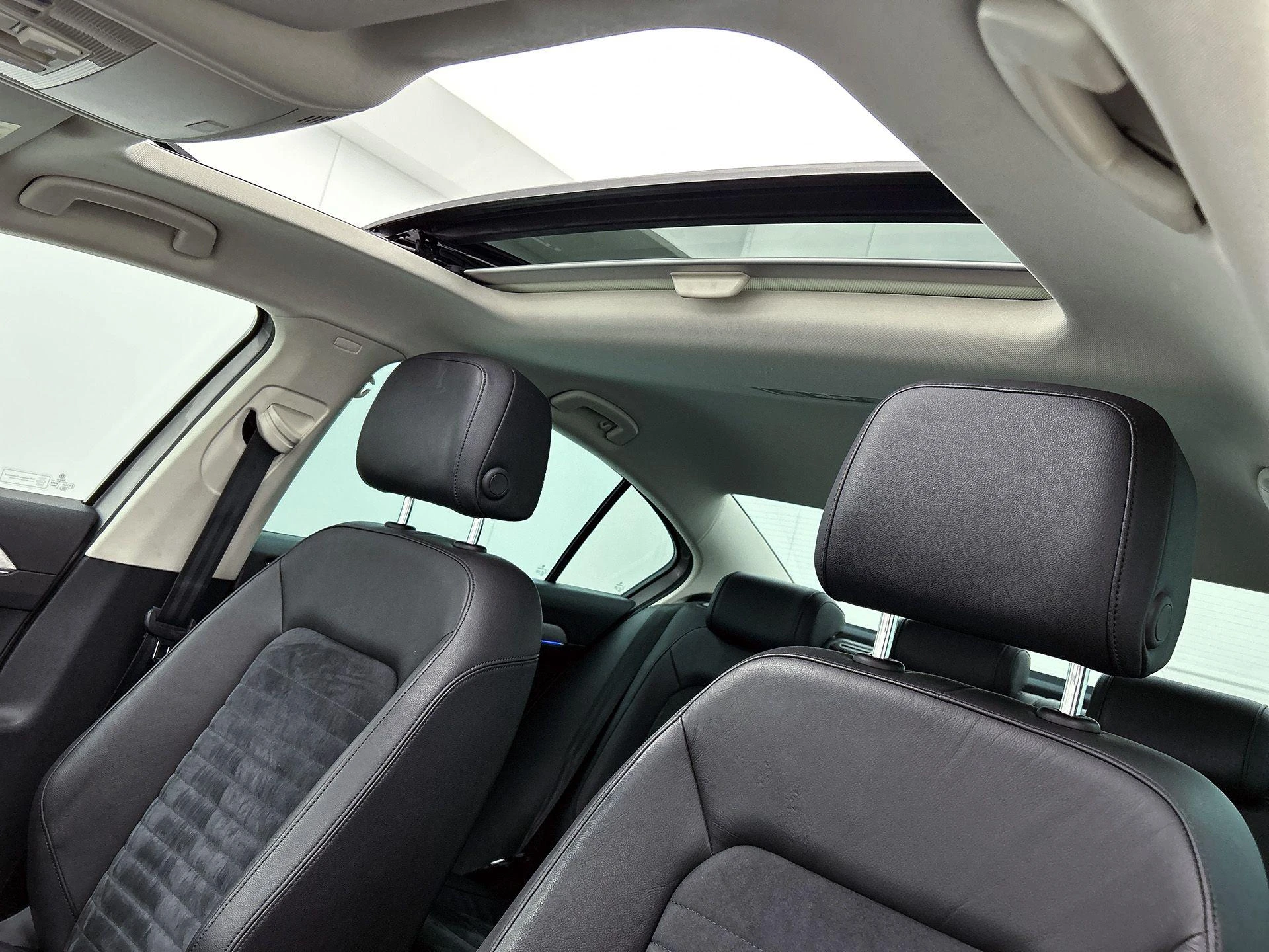 Volkswagen-Passat-image-31