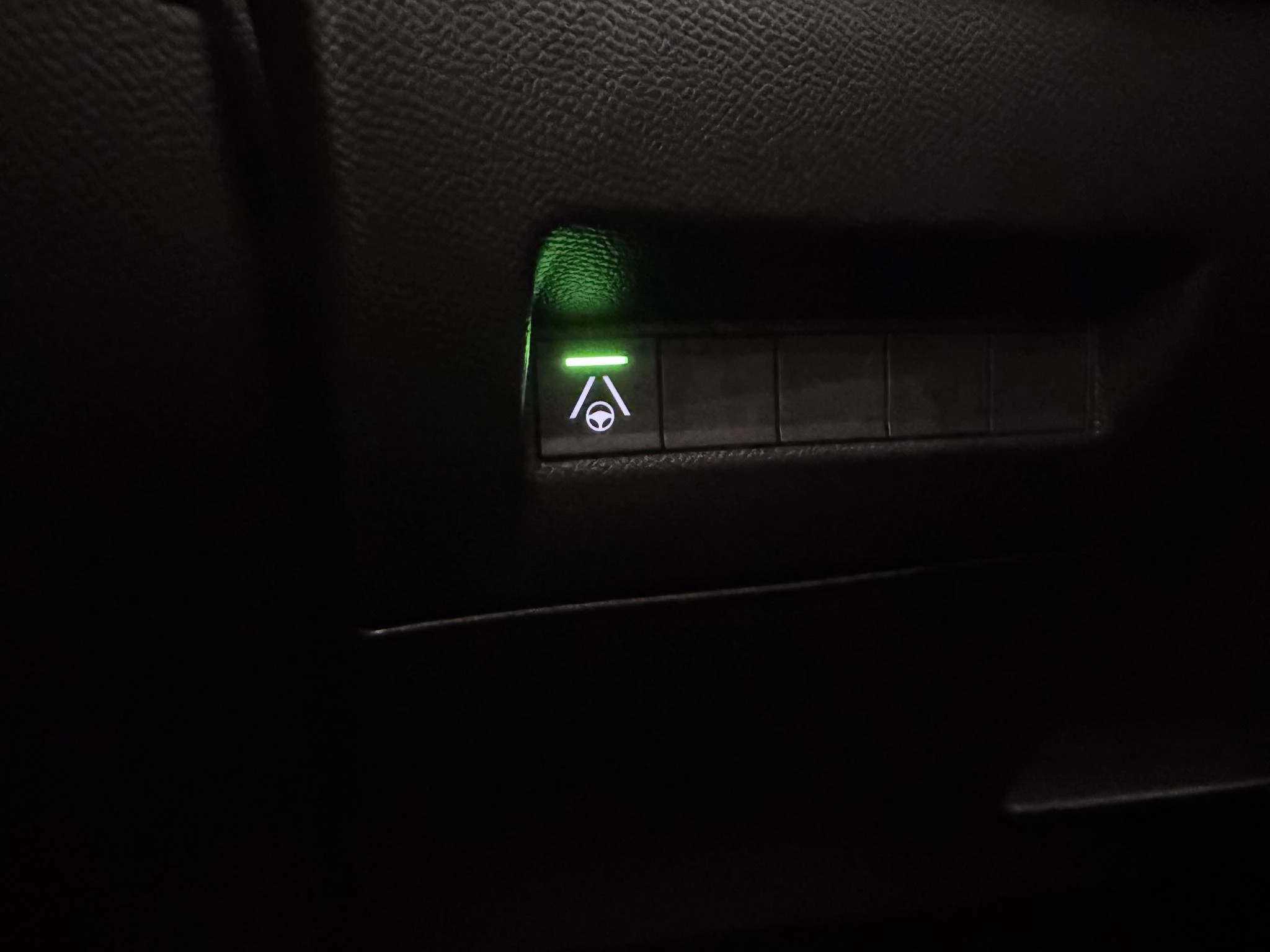 Peugeot-e-208-image-17