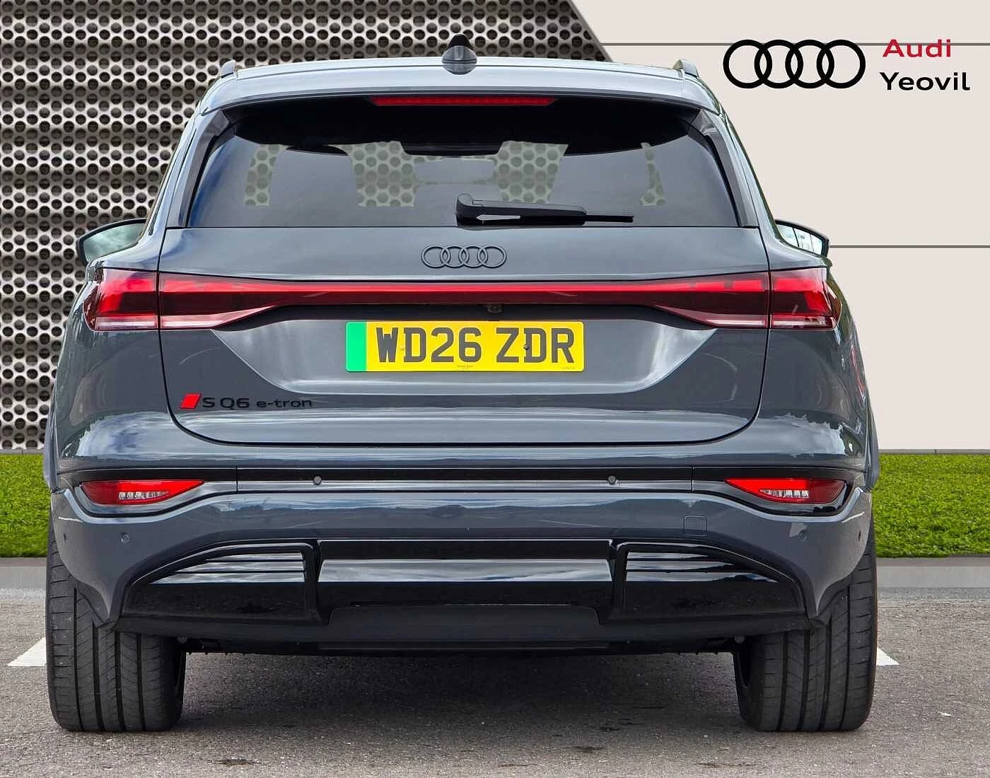 Audi-SQ6 e-tron-image-11