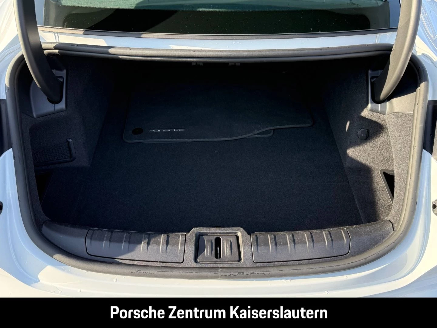 Porsche Taycan Surround-View Luftfederung Panoramadach -
