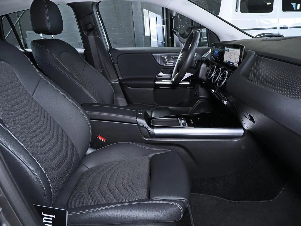 Mercedes-Benz-GLA 220-image-12