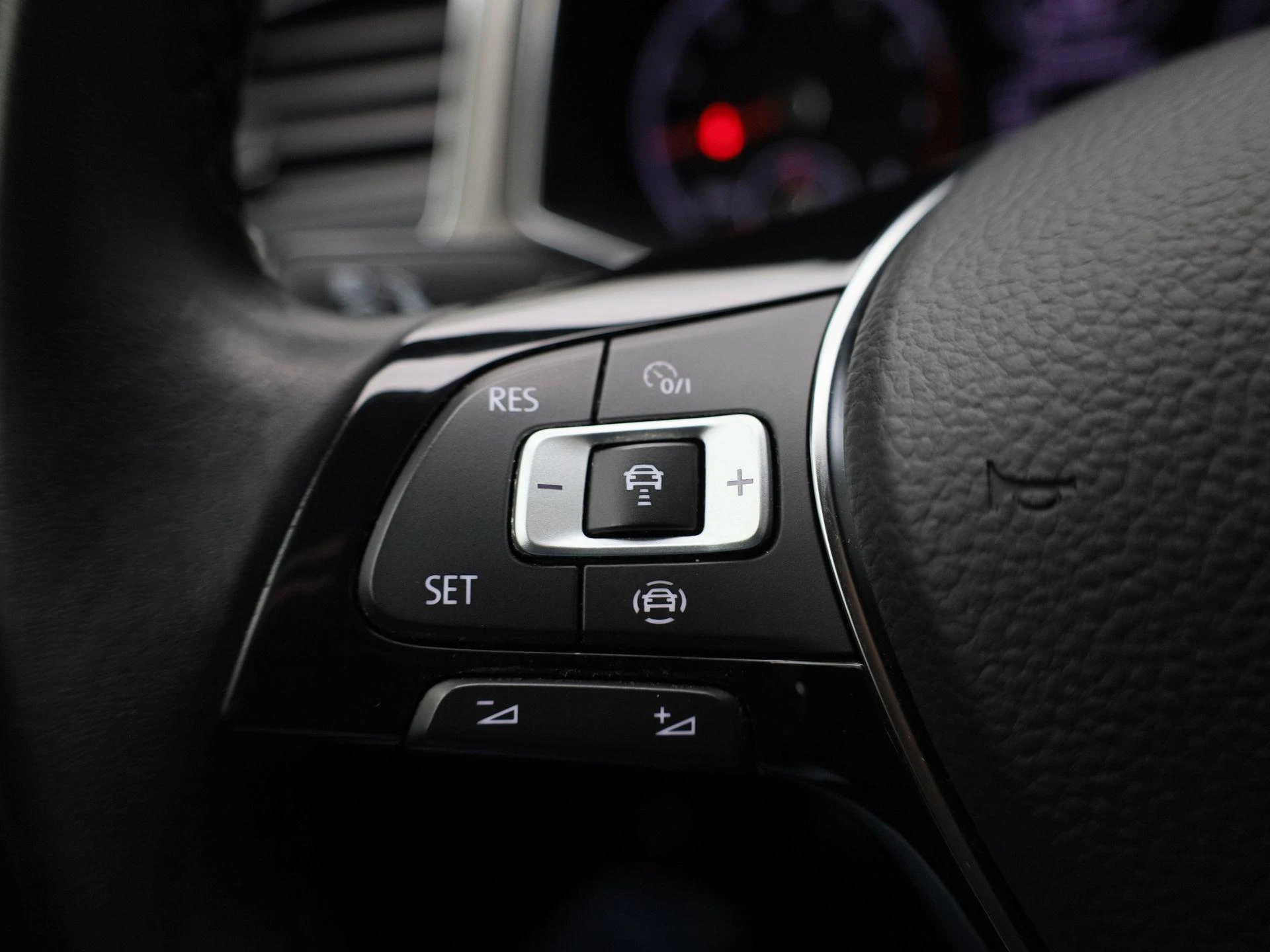 Volkswagen-T-Roc-image-18