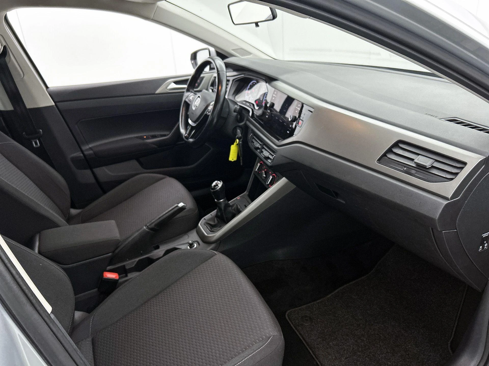 Volkswagen-Polo-image-18