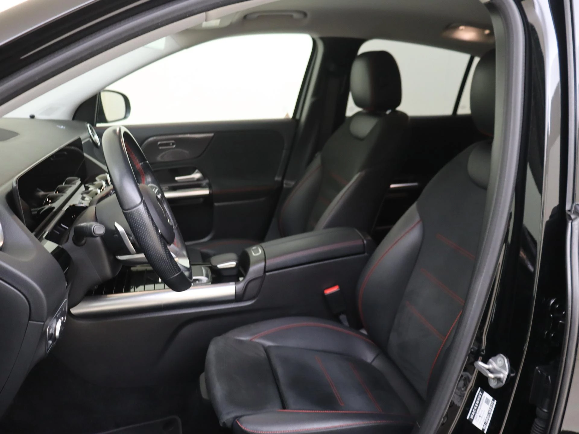 Mercedes-Benz-GLA-image-14